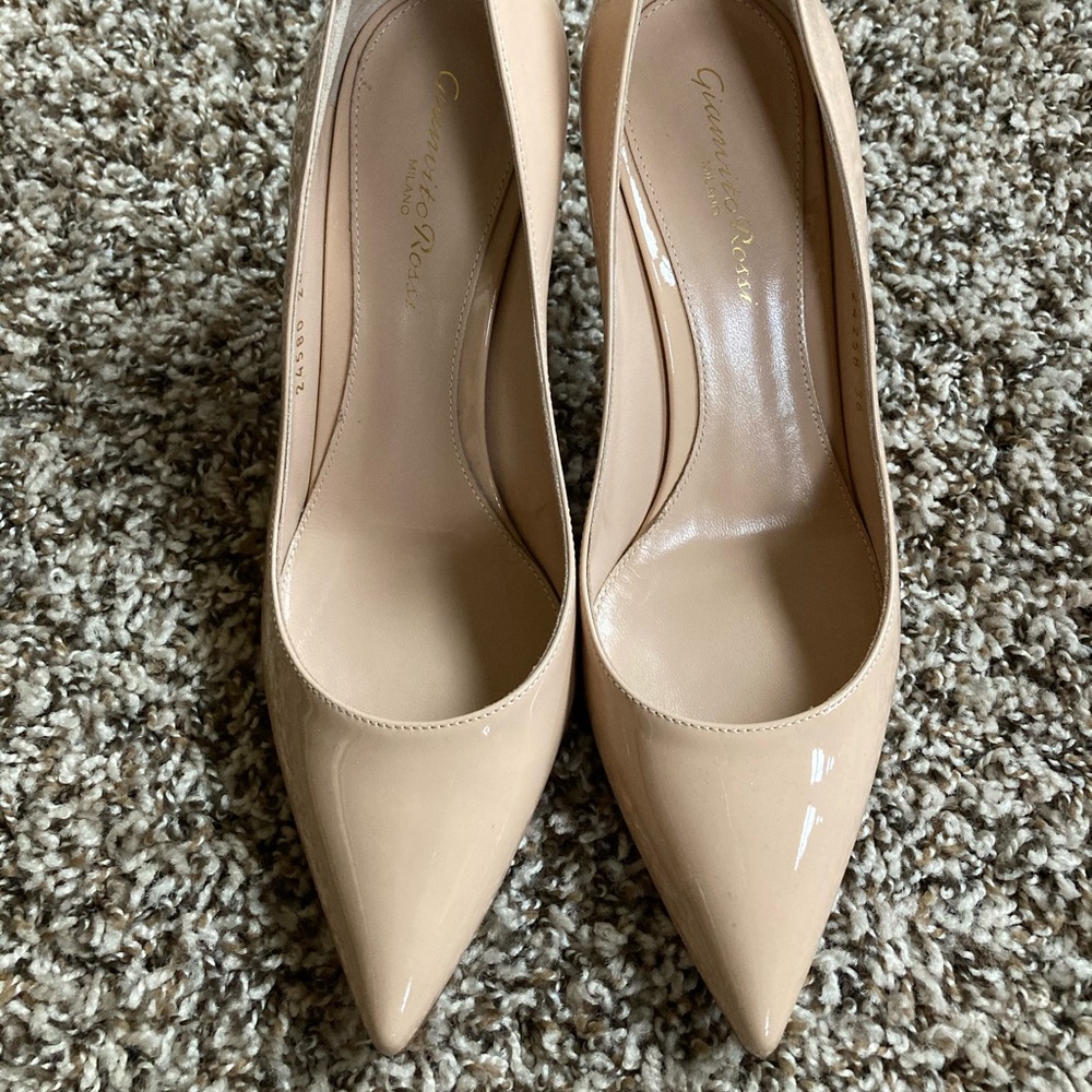 New Gianvito Rossi beige pump